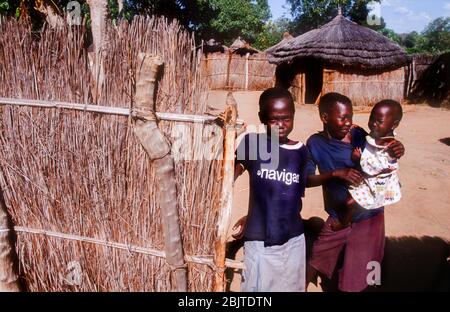 Famiglia sudanese del Sud in un villaggio vicino a Yei, Repubblica del Sud Sudan, Africa Foto Stock