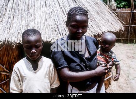 Famiglia sudanese del Sud in un villaggio vicino a Yei, Repubblica del Sud Sudan, Africa Foto Stock