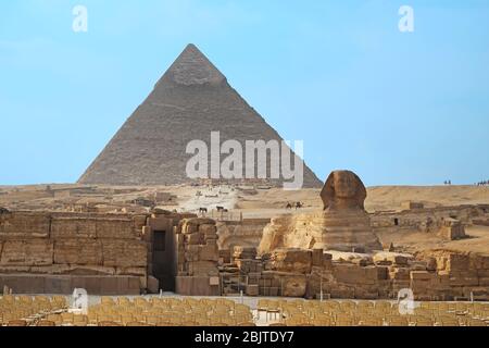 CAIRO, EGITTO - 19 NOVEMBRE 2017: Vista della Grande Sfinge e della piramide Chefren sull'altopiano di Giza - una delle attrazioni turistiche più famose in Th Foto Stock