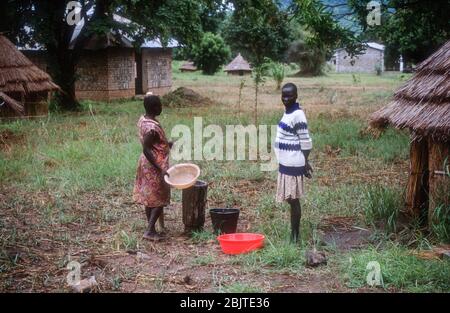 Donne wudanesi in un villaggio vicino a Yei, Repubblica del Sud Sudan, Africa Foto Stock