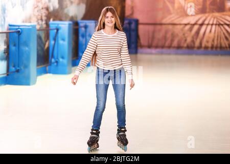 Ragazza adolescente affascinante a pista di pattinaggio a rulli Foto Stock