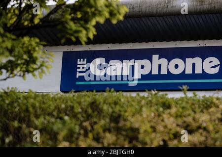 MERTHYR TYDFIL, GALLES - 29 APRILE 2020 - un cartello per il magazzino di telefonia mobile durante il blocco del Regno unito di covid-19. Foto Stock