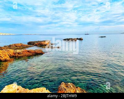 Mattina Seascape del mare a San Pauli Bay, Malta Foto Stock