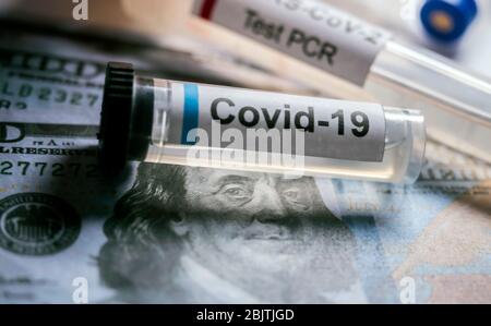 Fiala di coronavirus su banconote americane, immagine concettuale Foto Stock