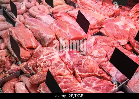 Varietà di carne fresca in supermercato Foto Stock