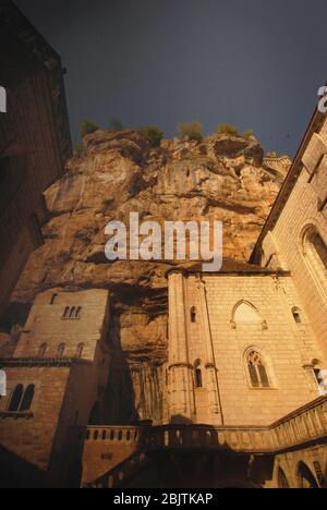 Le chiese del pellegrinaggio sul Cliffside e la chiesa di Notre Dame a Rocamadour, Lot, Francia Foto Stock