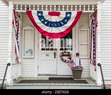 Il Phillipston, Massachusetts Town Hall decorato patriotticamente Foto Stock