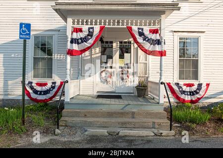 Il Phillipston, Massachusetts Town Hall decorato patriotticamente Foto Stock