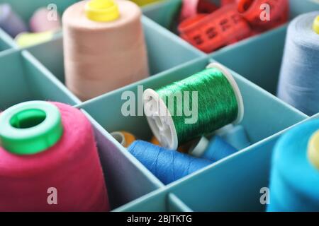 Fili per cucire a colori nella scatola a scomparti, primo piano Foto Stock
