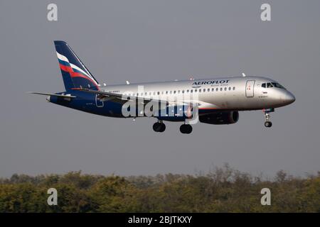 Budapest / Ungheria - 7 ottobre 2018: Aeroflot Sukhoi Superjet SSJ RA-89063 volo passeggeri arrivo e atterraggio all'aeroporto di Budapest Foto Stock