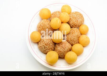 Palla di sesamo fritta con pasta di zucca Foto Stock