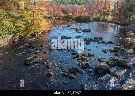 Il fiume Millers alla riserva della diga di Birch Hill, Royalston, ma Foto Stock