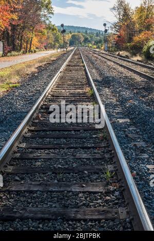 Binari ferroviari che corrono vicino alla diga di Birch Hill a Royalston, Massachusetts Foto Stock