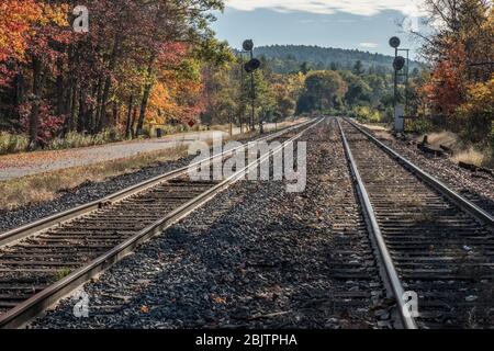 Binari ferroviari che corrono vicino alla diga di Birch Hill a Royalston, Massachusetts Foto Stock