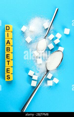 Composizione con la parola 'Diabetes' e zucchero su fondo colorato Foto Stock