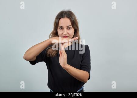 Ragazza stanca mostra le mani segno di pausa, pause, Stop Foto Stock