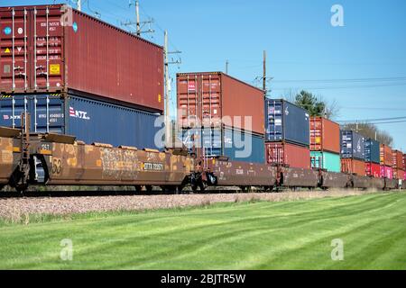 Ginevra, Illinois, Stati Uniti. Un treno per il trasporto di container o stack durante il viaggio verso ovest da Chicago. Foto Stock