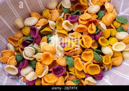 Orecchiette di pasta fresca colorata con verdure e spezie. Cibo di Puglia, Italia Foto Stock