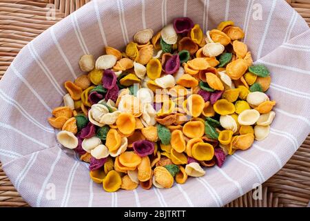 Orecchiette di pasta fresca colorata con verdure e spezie. Cibo di Puglia, Italia Foto Stock
