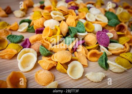 Primo piano di orecchiette di pasta fresca colorata a base di verdure e spezie. Cibo di Puglia, Italia Foto Stock