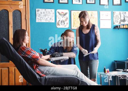 Tirocinante professionista di insegnamento dell'artista in salone. Concetto di apprendistato Foto Stock
