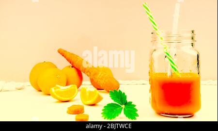 carota fresca e succo d'arancia con foglia verde, frullato in vaso di vetro, bevanda antiossidante e vitamina detox, spazio per copia, vista laterale Foto Stock