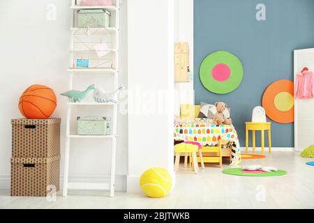 Interno di luce accogliente camera per bambini Foto Stock