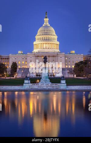 Crepuscolo sotto il Campidoglio degli Stati Uniti e la statua di Ulysses S. Grant, Washington DC, Stati Uniti Foto Stock