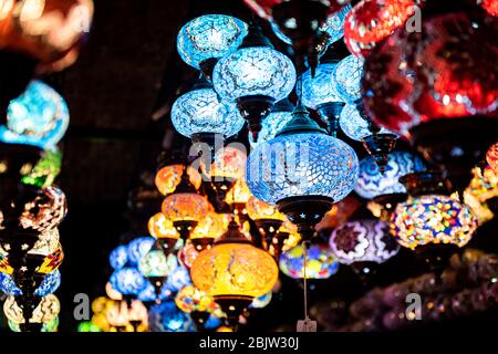 Luci turche spettacolari e illuminazione in un negozio di luci e lampade in Camden Market catacombe bancarelle Foto Stock