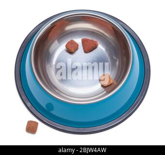 Ciotola per alimenti per cani blu con pezzi di cibo isolati su bianco. Foto Stock