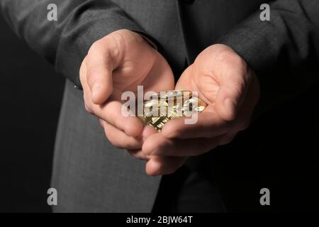 Uomo che tiene le bitcoins d'oro, primo piano Foto Stock