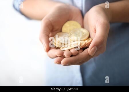 Donna con golden bitcoins, primo piano Foto Stock