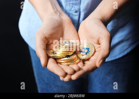 Donna con golden bitcoins, primo piano Foto Stock