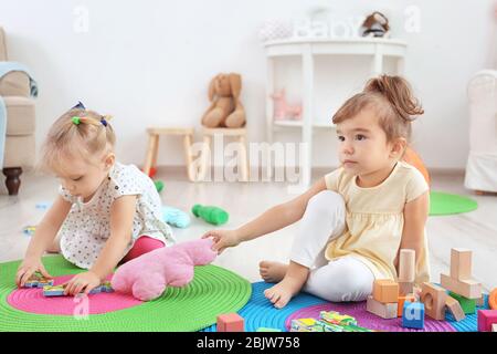 Adorabili bambini che giocano in interni Foto Stock