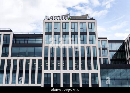 PRAGA, REPUBBLICA CECA - APRILE 30 2020: Logo della rete aziendale di servizi professionali Deloitte sull'edificio della sede centrale ceca il 30 Aprile 2020 Foto Stock