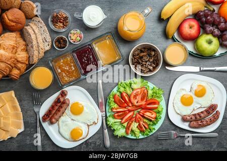 Deliziosa colazione servita al tavolo Foto Stock