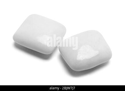 Due pezzi di Mint Gum isolato su bianco. Foto Stock