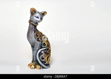 statuine cat su sfondo bianco Foto Stock