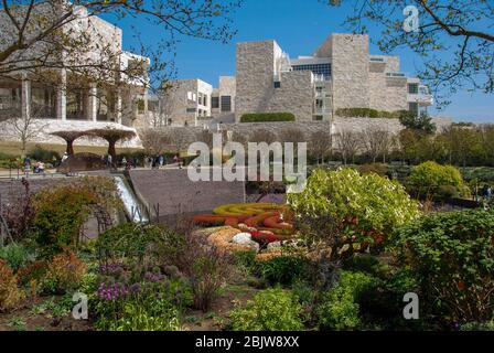LOS ANGELES, CALIFORNIA - 2009 MAGGIO: Il Giardino Centrale di Robert Irwin al Getty Center con gli edifici del Getty Museum Foto Stock