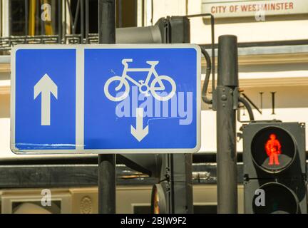 LONDRA, INGHILTERRA - LUGLIO 2018: Vista ravvicinata di un cartello che informa automobilisti e ciclisti delle corsie e della direzione di marcia su una strada nel centro di Londra Foto Stock