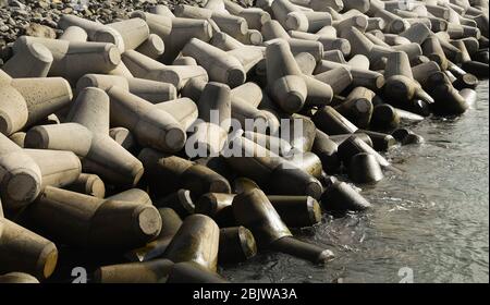 Funchal, Madeira, Portogallo - Settembre 2017: Ampio angolo di visione delle difese del mare, che proteggono la città. Sono costituiti da grandi blocchi di calcestruzzo preformato Foto Stock