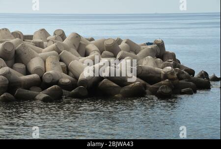 Funchal, Madeira, Portogallo - Settembre 2017: Ampio angolo di visione delle difese del mare, che proteggono la città. Sono costituiti da grandi blocchi di calcestruzzo preformato Foto Stock