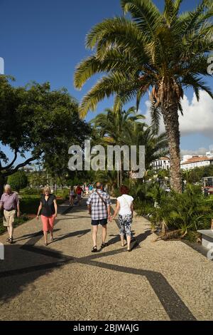 Funchal, Madeira, Portogallo - 2017 settembre: Un paio di passeggiate mano in mano lungo il lungomare Foto Stock