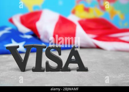 Word VISA e bandiera americana sfocata sullo sfondo Foto Stock