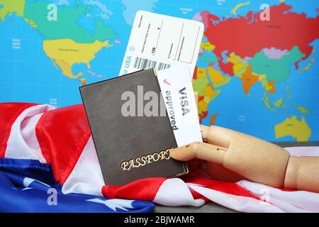 Passaporto, visto approvato e biglietto in mano di legno su bandiera americana Foto Stock