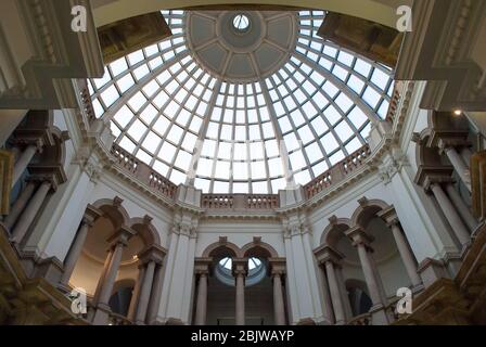 Tate Britain Interior Atrium Dome Skylight Glass Classical Architecture Columns Art Gallery Millbank, Westminster, London SW1P di Sidney Smith Foto Stock