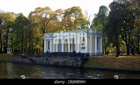 Padiglione Rossi nel Giardino Mikhailovsky, sull'argine del fiume Moyka, San Pietroburgo, Russia Foto Stock