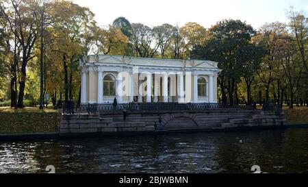 Padiglione Rossi nel Giardino Mikhailovsky, sull'argine del fiume Moyka, San Pietroburgo, Russia Foto Stock