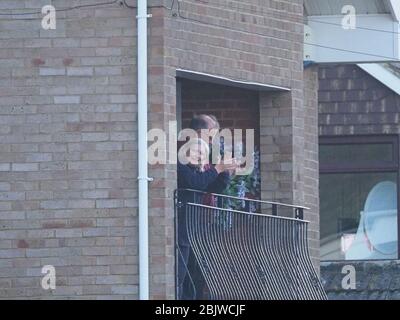 Minster on Sea, Kent, Regno Unito. 30 Aprile 2020. Clap for Carers questa sera a Minster on Sea, Kent. Credit: James Bell/Alamy Live News Foto Stock