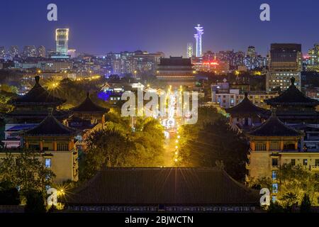 Pechino / Cina - 10 Ottobre 2018: Vista panoramica notturna dello skyline di Pechino, vista dal parco Jingshan (collina del carbone). Foto Stock